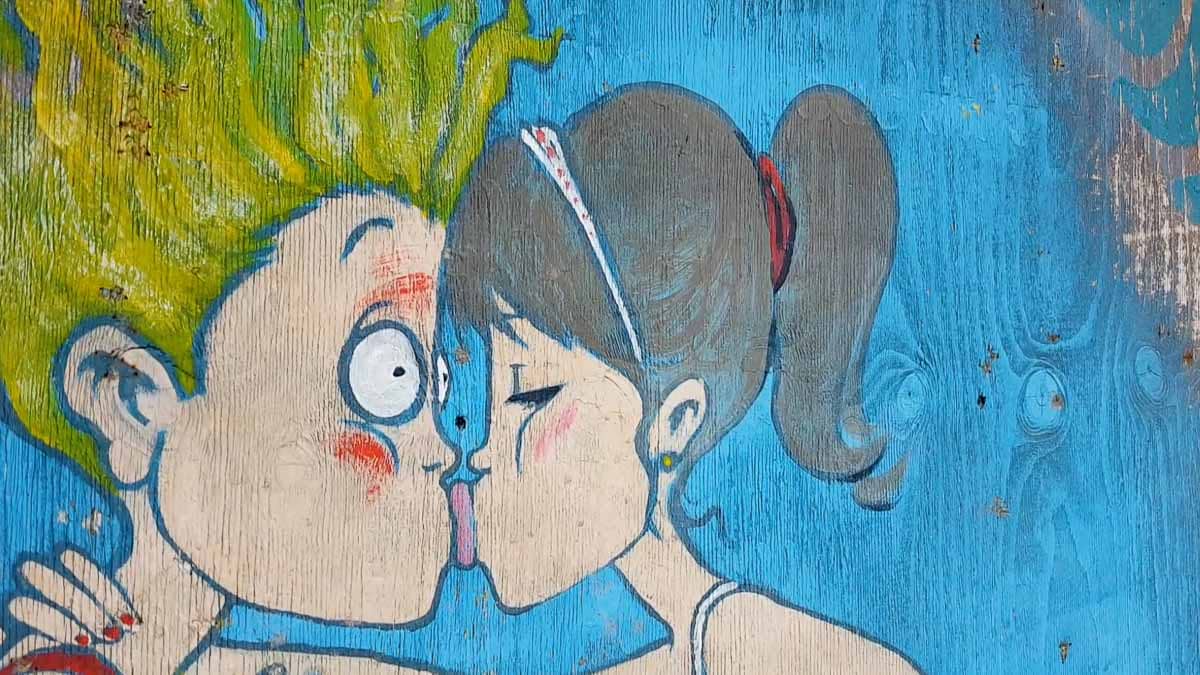 boy-and-girl-kissing-wall-painting